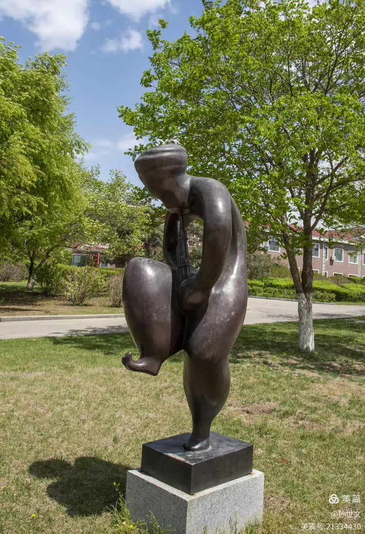 我们的孔老夫子,是园内体型最大的人物雕塑